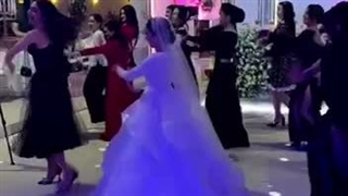اینم از زنونه برید عاقد بیارید میخام برم خونه-شاید باورتون نشه قراره من خونه بخوابم اندرو مسافرخونه-ععاقد
