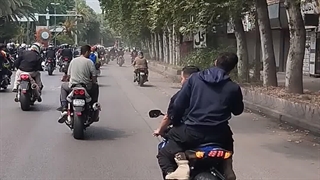 ناخواسته افتادم تو مسیر رژه :خنده: